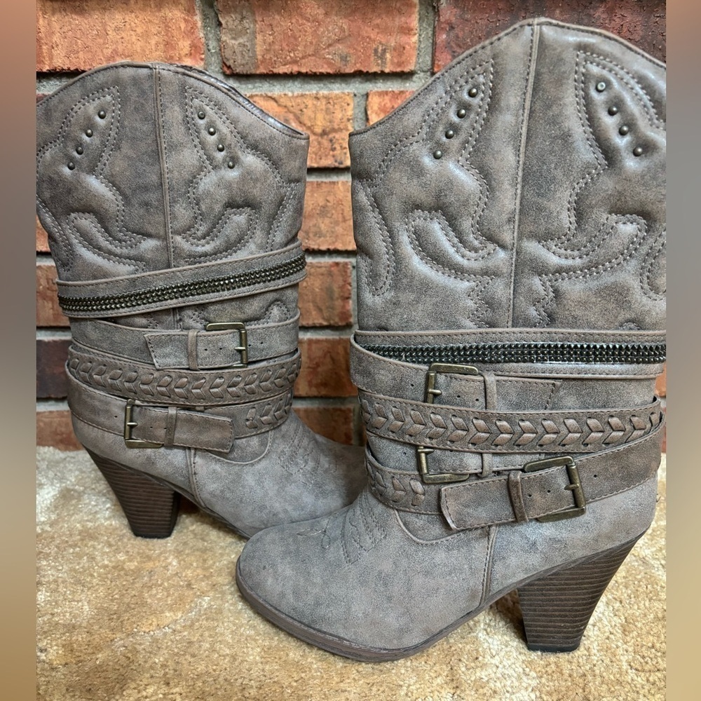 🖤MIA STRAPPY BUCKLE STUDDED GRAY FAUX LEATHER HEELED CALF HIGH BOOTS SIZE 8🖤 - Picture 10 of 12